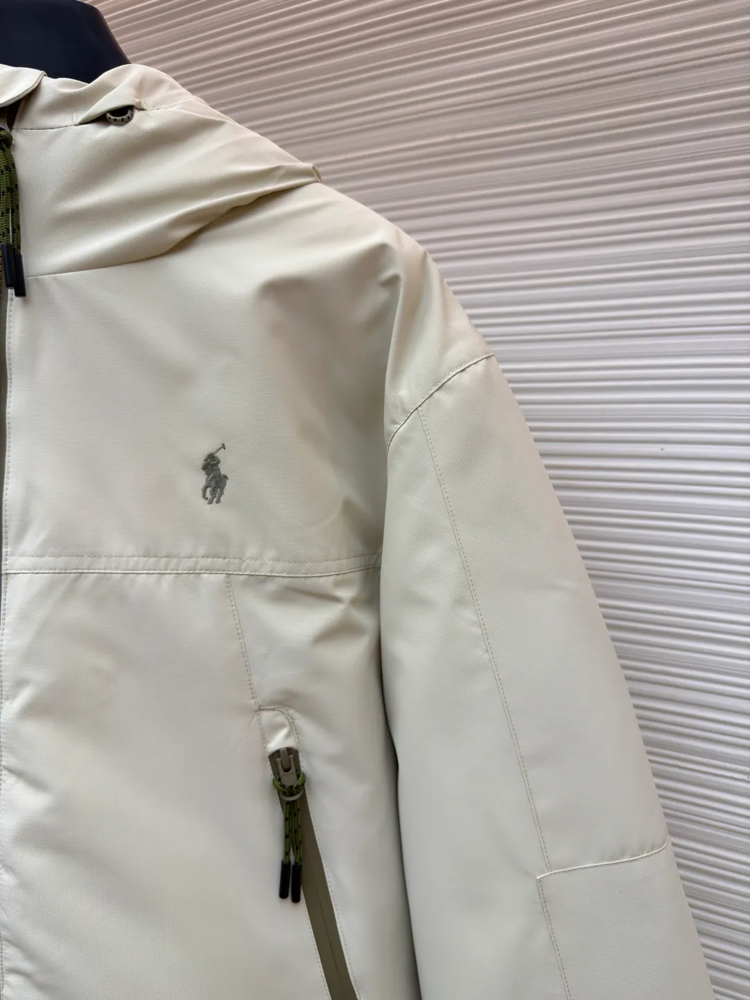 Ralph Lauren logo hooded down jacket ●Original version: Purchased and developed in 2519 ●Item number: 1682204-D60 ●Fabric: White duck down fabric ●Technology: Mechanical down filling ●Color: white ●Version: Fitted version ●Weight: about 880 grams ●Size: S-M-L-XL ●Description: Made of 90 white duck down with a weight of 220g to ensure excellent thermal insulation performance. After strict screening and treatment, the velvet is not easily drilled, ensuring durability. The classic jacket has a slightly loose fit, with slightly dropped shoulder lines (shoulder width is 1-2cm wider than the standard fit). The length reaches the hips, and the sleeves are slightly tapered straight sleeves, taking into account freedom of movement and casual style. The adjustable Velcro on the cuffs allows you to freely adjust the tightness according to the thickness of your wrist and personal preferences, effectively preventing cold wind from intruding, and improving the warmth retention performance. In terms of storage, there are two zipper pockets on the front for you to store frequently used items, and the zipper design ensures that items are not easily lost. A built-in pocket on the left side of the chest provides a safe storage space for some small private items. The drawstring design at the hem allows you to adjust the shape of the jacket according to your body shape and dressing needs. Whether it is loose and casual or slim and neat, you can easily control it. The overall wiring is straight and delicate, the fabric is comfortable and soft, and the color is consistent without color difference. It can be matched with the same style to create a fashionable look and control various occasions. Customized accessories, complete with three standards, same style for men and women!